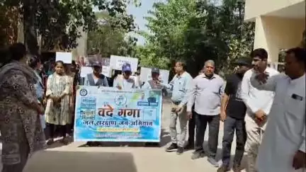 पीलीबंगा: वंदे गंगा जल संरक्षक जल अभियान के तहत शिक्षा विभाग की ओर से आयोजित की गई ब्लॉक स्तरीय रैली