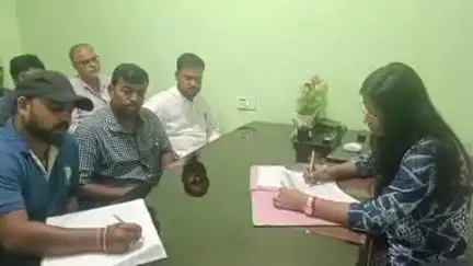 धोरैया: धोरैया प्रखंड कार्यालय में बीडीओ ने आवास सहायकों के साथ की बैठक, आवास पूर्ण कराने के दिए निर्देश