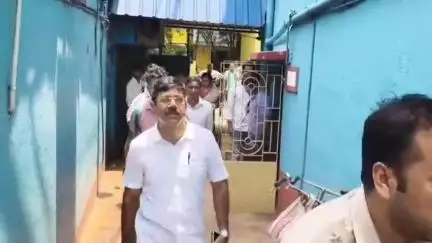 চণ্ডীতলা ২: চন্ডীতলা থানার গরলগাছা এলাকায় জেলা পরিষদের মেন্টার তথা কর্মক্ষের বাড়িতে ও ফ্ল্যাটে শুল্কদপ্তরের হানা