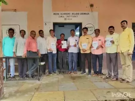బాల్కొండ: మండలంలోని అన్ని గ్రామాల పాఠశాల ప్రదానోపాధ్యాయులకు పాఠ్యపుస్తకాలను పంపిణీ చేసిన మండల విద్యాశాకాధికారి బట్టు రాజేశ్వర్