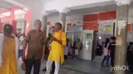गोरखपुर: #jansamsya गोरखपुर जिला चिकित्सालय में डॉक्टरों द्वारा मरीजो को लिखी जा रही बाहर की दवाएं,मरीजो ने बताई अपनी परेशानी।
