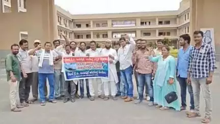 అసిఫాబాద్: పోల్ టాక్స్ విధానాన్ని రద్దు చేయాలని ఆసిఫాబాద్ కలెక్టరేట్ ఎదుట INTUC ఆద్వర్యంలో ధర్నా