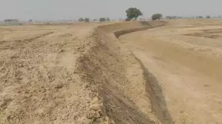 चेनारी प्रखंड लघु सिंचाई विभाग द्वारा हर खेत जल पहुंचने की योजना बना रही है खेत में गाड़ी ले जाने के लिए कोई व्यवस्था नह
