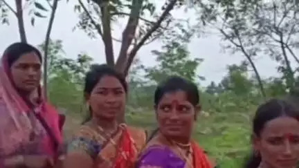 माळशिरस: मारकडवाडी येथील श्रीक्षेत्र वश्या मारुती मंदिर परिसरात पारंपारिक पद्धतीने वटपौर्णिमा उत्साहात साजरी