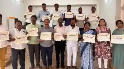 సిద్దిపేట అర్బన్: జిల్లా కేంద్రంలోని ప్రెస్ క్లబ్‌లో యోగా శిక్షణ తరగతుల వాల్‌ పోస్టర్లను ఆవిష్కరించిన నిర్వహకులు