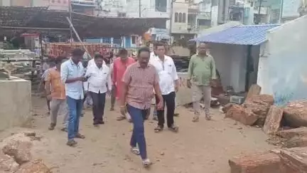 ପାରଳାଖେମୁଣ୍ଡି: ଜଗନ୍ନାଥ ମନ୍ଦିର ଠାରେ ରଥ ନିର୍ମାଣ କାର୍ଯ୍ୟର ତଦାରଖ କଲେ ବିଜେପି ଜିଲ୍ଲା ସଭାପତି