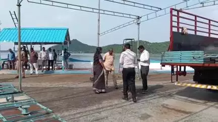 மேட்டூர்: மேட்டூர் அணை திறக்கப்பட உள்ள நிலையில் மாவட்ட ஆட்சியர் பிருந்தா தேவி இன்று காலை விழா முன்னேற்பாடு பணிகளை ஆய்வு செய்தார்