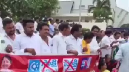 రాజానగరం: పట్టణంలోని ఓ పేపర్ కార్యాలయం వద్ద కూటమి నేతల ఆందోళన