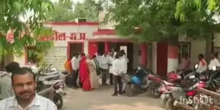जैतपुर: कांग्रेस कार्यकर्ताओं ने विभिन्न मांगों को लेकर नगर परिषद बकहो के मुख्य अधिकारी को दिया ज्ञापन