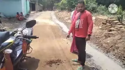 पथरगामा: रजौनकला ग्राम में मिट्टी पर पीसीसी सड़क बनाए जाने का ग्रामीणों ने किया विरोध
