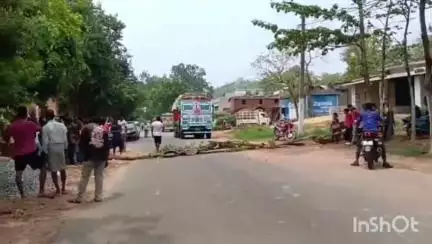 ବୀରମହାରାଜପୁର: ସିଣ୍ଡୋଲ ନିକଟରେ ଛେଳି ଚରାଉଥିବା ବେଳେ ବିଦ୍ୟୁତ୍ ସଂସ୍ପର୍ଶରେ ଆସି ଜଣେ ମହିଳା ଗୁରୁତର, ପ୍ରତିବାଦରେ ସୋନପୁର ସମ୍ବଲପୁର ରାସ୍ତା  ଅବରୋଧ