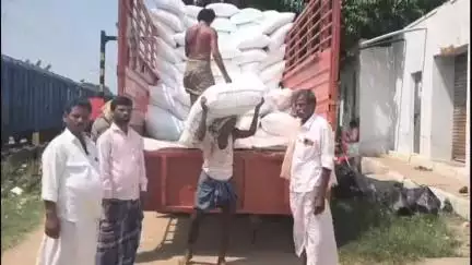 రాయదుర్గం: నియోజకవర్గ వ్యాప్తంగా రైతులకు రాయితీపై విత్తన వేరుశనగ పంపిణీ చేసిన వ్యవసాయ అధికారులు