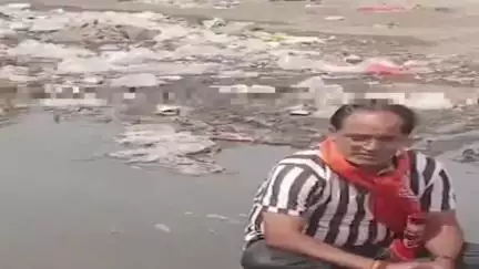 दौंड: शहरातील तुंबलेल्या चेंबरप्रकरणी दौंड नगरपालिकेचे लक्ष वेधण्यासाठी 'मनसे'चे गटाराच्या पाण्यात बसून आंदोलन