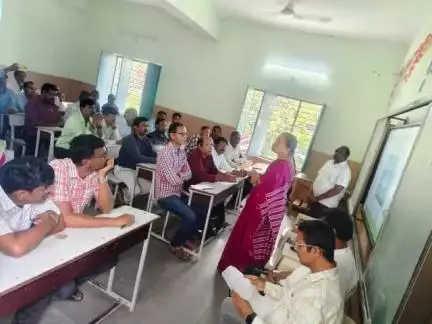 పెద్దపల్లి: జిల్లా కేంద్రంలోని ఉన్నత పాఠశాలలో ఉపాధ్యాయులు, పారిశుద్ధ్య కార్మికులతో స్వచ్ఛతపై సమావేశం నిర్వహించిన విద్యాశాఖ అధికారి