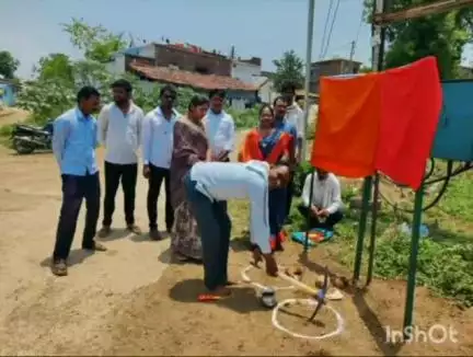 मौदा: झुल्लर येथे सिमेंट रस्ता बांधकामाचे तालुका काँग्रेस कमिटीचे अध्यक्ष ज्ञानेश्वर वानखेडे यांच्या हस्ते भूमिपूजन