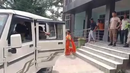 ঢেকিয়াজুলি ভাগ: এগৰাকী লোকক মাৰপিট কৰি হত্যাৰ চেষ্টা চলোৱা গোচৰত কুটুলুডুব গাঁৱৰ পৰা হাছেন আলী নামৰ এজন লোকক গ্ৰেপ্তাৰ আৰক্ষীৰ