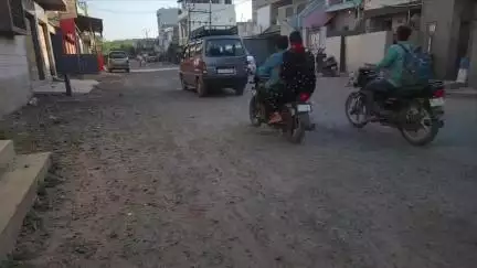માળીયા: શહેરમાં રેલ્વે સ્ટેશન રોડ પર રહેણાંક મકાનમાં ચાલતી જુગાર ક્લબ ઝડપાઇ, રૂ.1.09 લાખ રોકડા સાથે 16 આરોપીઓ ઝબ્બે