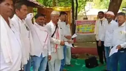 खंडवा नगर: मूंग खरीदी की मांग को लेकर भारतीय किसान संघ ने खंडवा तहसील कार्यालय में किया प्रदर्शन, तहसीलदार को दिया ज्ञापन