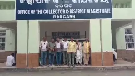 ବରଗଡ: ଜିଲ୍ଲାପାଳଙ୍କ କାର୍ଯ୍ୟାଳୟର ଦ୍ୱାରସ୍ଥ ହେଲେ ସଂଯୁକ୍ତ କୃଷକ ସଂଗଠନ ବରପାଲି ଶାଖାର ଚାଷୀ