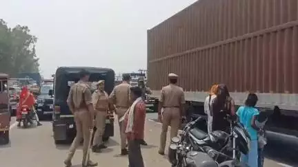 तिलहर: कचियानी खेड़ा हनुमान मंदिर के पास नेशनल हाईवे पर लगा लंबा जाम, पुलिस ने कड़ी मशक्कत के बाद खुलवाया