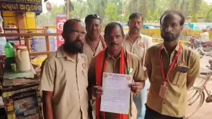 ବରଗଡ: ଓଡ଼ିଶା ଡ୍ରାଇଭର ମହାସଂଘ ଜିଲ୍ଲା ଶାଖା ପକ୍ଷରୁ ଦାବିପତ୍ର ପ୍ରଦାନ, ଏସପି ଅଫିସ ସମ୍ମୁଖରେ ପ୍ରତିକ୍ରିୟା ରଖିଲେ ଜିଲ୍ଲା ସମ୍ପାଦକ