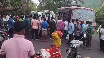 ଖଲ୍ଲିକୋଟ୍: ମୁକୁନ୍ଦପୁର ଛକରେ ବସ ଧକ୍କାରେ ବାଇକ୍ ଚାଳକ ଗୁରୁତର, ମେଡ଼ିକାଲରେ ଭର୍ତ୍ତି