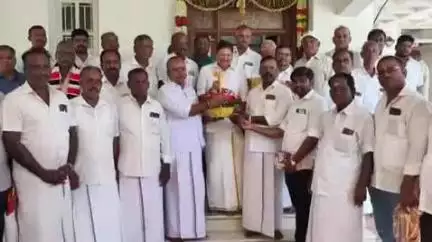 பண்ருட்டி: அண்ணா தொழிற்சங்க புதிய நிர்வாகிகள் முன்னாள் அமைச்சர் M.C.சம்பத்தை சந்தித்து பண்ருட்டி திருமலை நகரில் வாழ்த்து பெற்றனர்