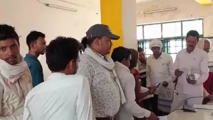 लिधौरा: सहायक निर्वाचन रजिस्ट्रीकरण अधिकारी को पद से हटाया, ईपीएफ न देने पर कलेक्टर से शिकायत, भूख हड़ताल की चेतावनी