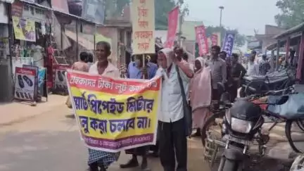 মঙ্গলকোট: স্মার্ট প্রিপেইড মিটার চালু করা যাবে না, এই মর্মে মঙ্গলকোটের নতুনহাট ইলেকট্রিক অফিসে স্মারকলিপি দিল AIKKMS