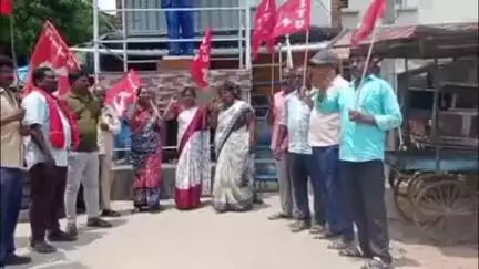 విశాఖ స్టీల్ ప్లాంట్లో తొలగించిన 3,000 మంది కార్మికులను వెంటనే విధుల్లోకి తీసుకోవాలి, రేణిగుంటలో సిఐటియు ధర్నా