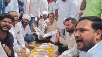 हरदा: कृषि उपज मंडी में निकाली गई सरकार की अर्थी, किसानों ने दी चेतावनी- 16 जिलों के किसान भोपाल में करेंगे आंदोलन