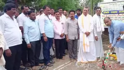 ಬಸವನ ಬಾಗೇವಾಡಿ: ಕುದುರಿಸಾಲವಾಡಗಿ ಗ್ರಾಮದಲ್ಲಿ 5ಕೋಟಿ ರೂಪಾಯಿ ವೆಚ್ಚದ ರಸ್ತೆ ಕಾಮಗಾರಿ ಭೂಮಿ ಪೂಜೆ ಮಾಡಿದ ಶಾಸಕ ರಾಜುಗೌಡ