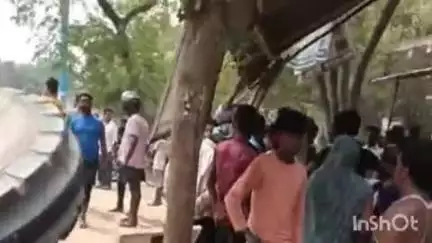 सलोन: कटेहा गांव के पास मवेशी की टक्कर से ट्रैक्टर अनियंत्रित होकर पलटा, दो लोग गंभीर रूप से घायल
