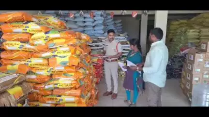 మంథని: విత్తన దుకాణాలలో వ్యవసాయ శాఖ పోలీస్ శాఖ తనిఖీలు
