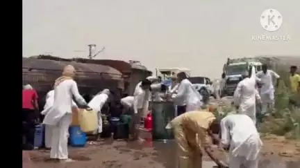 नोहर: नोहर - भुकरका मार्ग पर फ्यूल ऑयल से भरा टैंकर पलटा, सड़क पर तेल ही तेल बिखरा