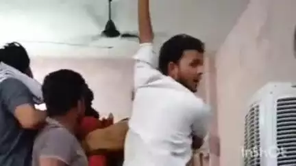 सादाबाद: सादाबाद कस्बे में शटरिंग व्यापारी से दुकान में घुसकर आरोपियों ने की मारपीट, चेन व नगदी छीनी, वीडियो वायरल