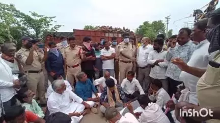 వికారాబాద్: బొక్కల ఫ్యాక్టరీని వెంటనే మూసివేయాలి...ఆందోళన చేపట్టిన గ్రామస్తులు రైతులు: #localissue