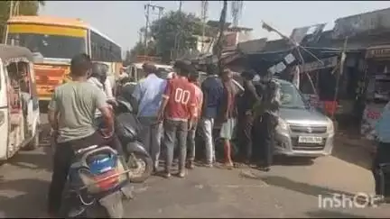 सादाबाद: रसगवाँ का दुकानदार हाथरस के आगरा रोड पर कार चालक की गलती से घायल, हंगामा हुआ, राहगीरों ने कराया समझौता