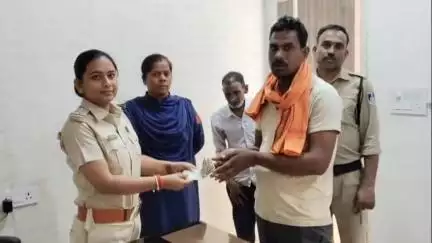 बड़ा मलेहरा: टीआई श्रद्धा शुक्ला ने पेश की मानवता की मिसाल, आगजनी पीड़ितों को दी आर्थिक सहायता