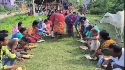 গোপীবল্লভপুর ১: স্নানযাত্রা ও দন্ড মহোৎসব উপলক্ষে গোপীবল্লভপুরের রাধাগোবিন্দ জীউর মন্দিরে কয়েক হাজার ভক্তদের প্রসাদ সেবার আয়োজন করা হয়