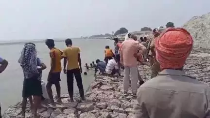 बांसडीह: पुरुषोत्तम पट्टी गांव के समीप सरयू नदी में स्नान करने गई तीन युवतियां डूबीं, दो को लोगों ने बचाया, एक की खोजबीन जारी