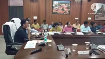 कलेक्ट्रेट सभाकक्ष में जिला कलेक्टर ने समय सीमा की ली बैठक, लंबित प्रकरणों के शीघ्र निराकरण के दिए निर्देश