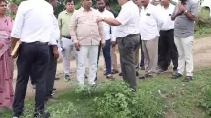 ಸಿಂದಗಿ: ಪಟ್ಟಣದಲ್ಲಿ ಕೆಬಿಜೆಎನಎಲ್ ವ್ಯವಸ್ಥಾಪಕರೊಂದಿಗೆ ಗುತ್ತಿ ಬಸವಣ್ಣ ಏತ ನೀರಾವರಿ ಕಾಲುವೆ ವೀಕ್ಷಣೆ ಮಾಡಿದ ಶಾಸಕ ಅಶೋಕ ಮನಗೂಳಿ