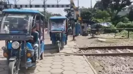 রতুয়া ২: সামসি রেল গেটে প্রতিনিয়ত যানজটের সমস্যায় ভুক্তভোগী সাধারণ মানুষ, ব্রিজের দাবি#jansamasya