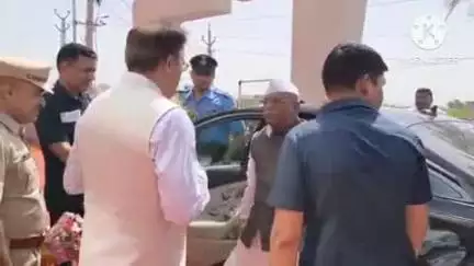 कुचामन सिटी: राज्यपाल हरिभाऊ बागड़े ने नगर परिषद सभागार में ली जिला स्तरीय अधिकारियों की बैठक, दिव्यांगों को वितरित की व्हीलचेयर