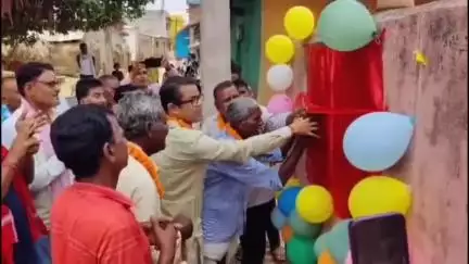 फुल्लीडूमर: आदिवासी गांव में जिला परिषद सदस्य ने पीसीसी सड़क का किया उद्घाटन, ग्रामीण हुए खुश