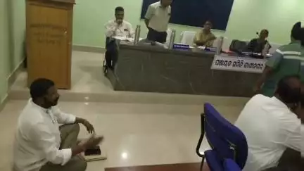 ପାରଳାଖେମୁଣ୍ଡି: କାଶୀନଗର ବ୍ଲକ ଓ ଗୋଷାଣୀ ବ୍ଲକରେ ସାଂସଦ ପ୍ରତିନିଧି ଙ୍କୁ ଅସମ୍ମାନ ଯୋଗୁଁ ସଭାରେ ତଳେ ବସି ସାଂସଦ ପ୍ରତିନିଧିଙ୍କ ବିରୋଧ ପ୍ରଦର୍ଶନ।