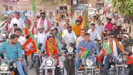देवेंद्रनगर: मुख्यमंत्री द्वारा महाविद्यालय की घोषणा किए जाने पर बृजपुर क्षेत्र के लोगों के द्वारा निकाली गई आभार यात्रा।