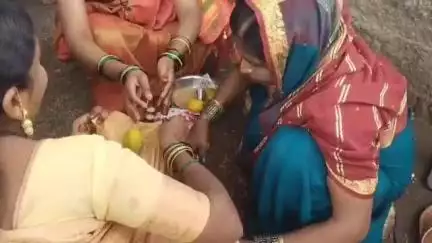 बसमत: वटपौर्णिमेनिमित्त महिलांनी जन्मोजन्मी हाच पती मिळावा म्हणून वटवृक्षाला प्रदक्षिणा करत पूजा केली