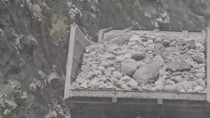 सांगला: किन्नौर के करछम समीप डंपरों में खुले में ले जा रहे मलवा व पत्थर, दुर्घटना का खतरा बना हुआ है